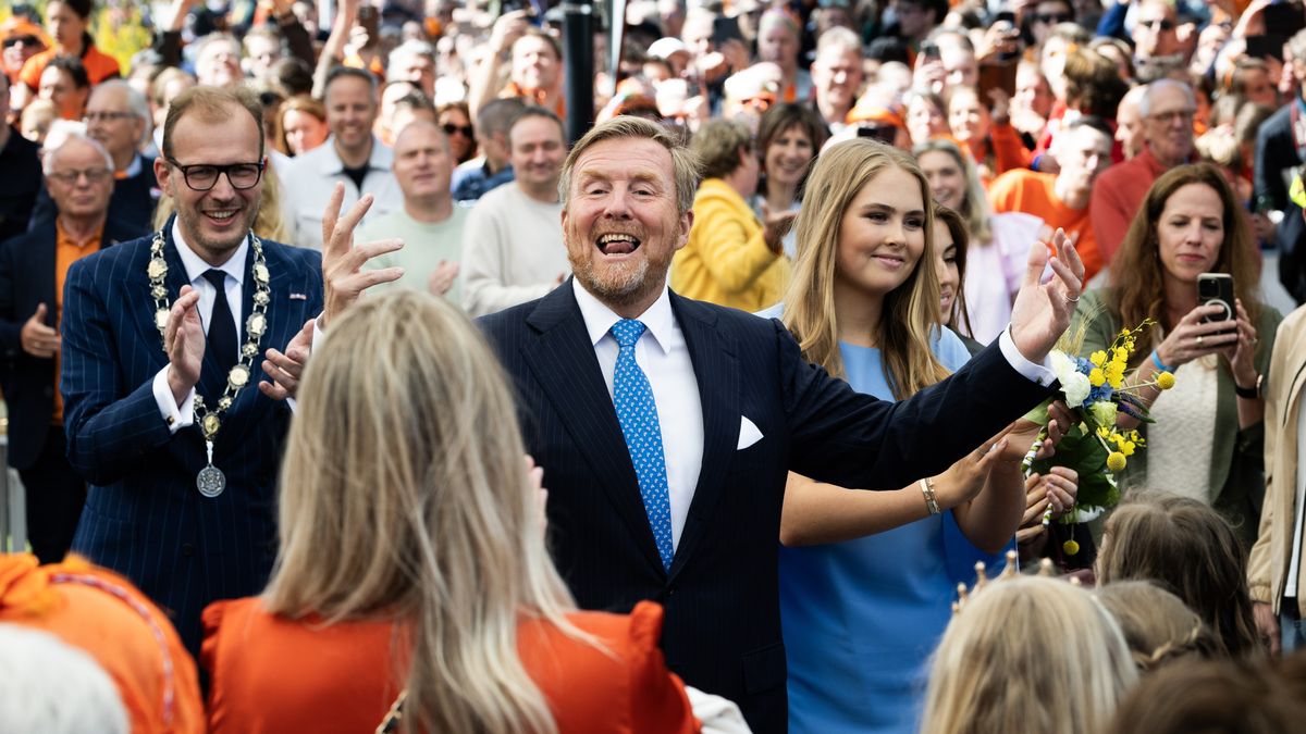 Koningsvlag is gehesen in Dokkum | Stad bereidt zich voor op Koningsdag