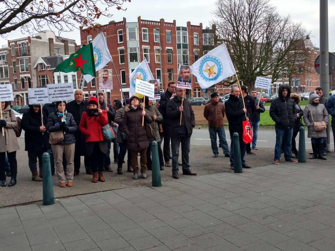 Bijna honderd actievoerders protesteerden zaterdag tegen de rector van de Islamitische Universiteit Rotterdam