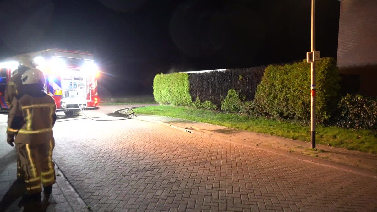 Coniferenhaag in brand in Bovensmilde