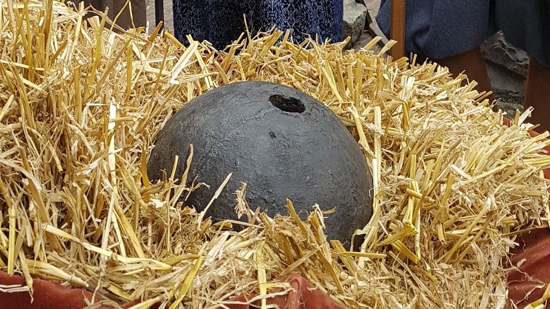 Vlaggenvertoon en 350 jaar oude kogel luisteren Bommen Berend op - RTV