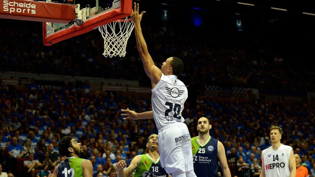 Brandyn Curry legt een lay-up in het netje