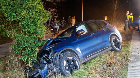 Vrouw raakt van de weg en botst tegen boom