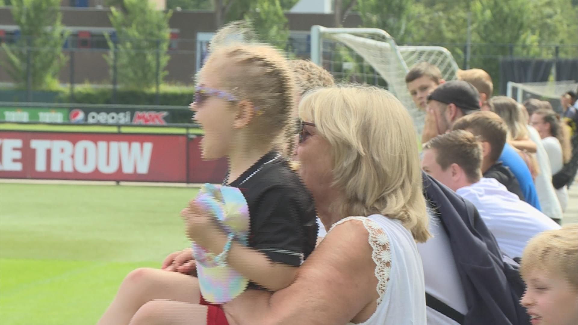 Elisa schreeuwt naar zijn favoriete voetbalclub Feyenoord