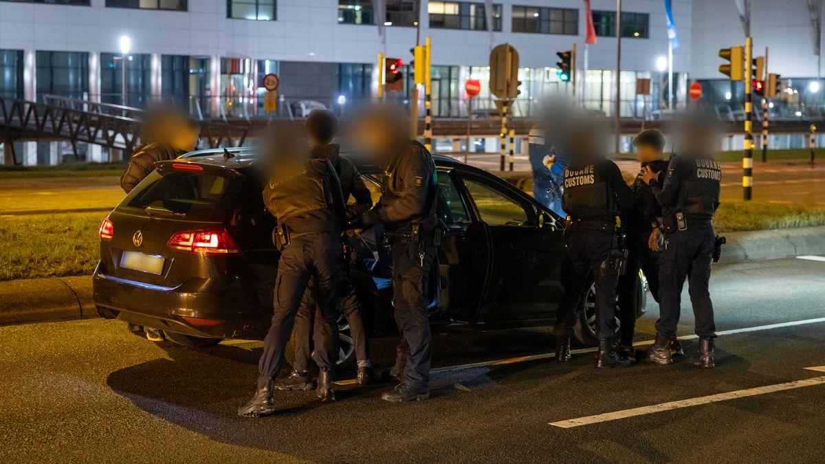 3 人のランナーがワールヘブンで立ち往生 | ロッテルダム中心部の美容室の窓に銃弾の跡