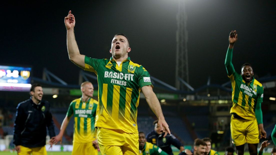 Randy Wolters viert feest in het ADO Den Haag-shirt