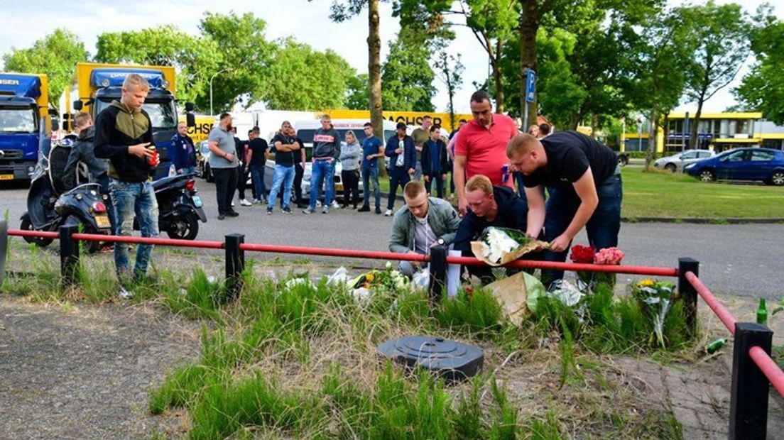 Vrienden leggen bloemen op de plek van het ongeval.