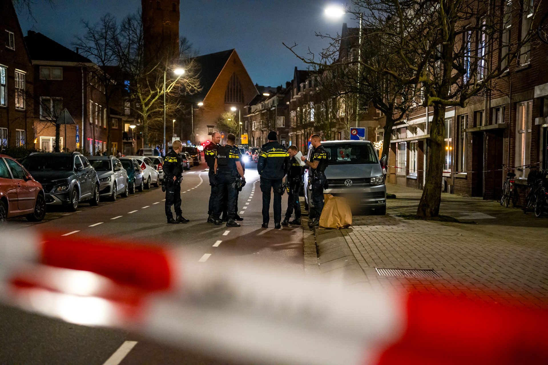 Schietpartij In Woning: Een Zwaargewonde Met Schotwond En Drie ...