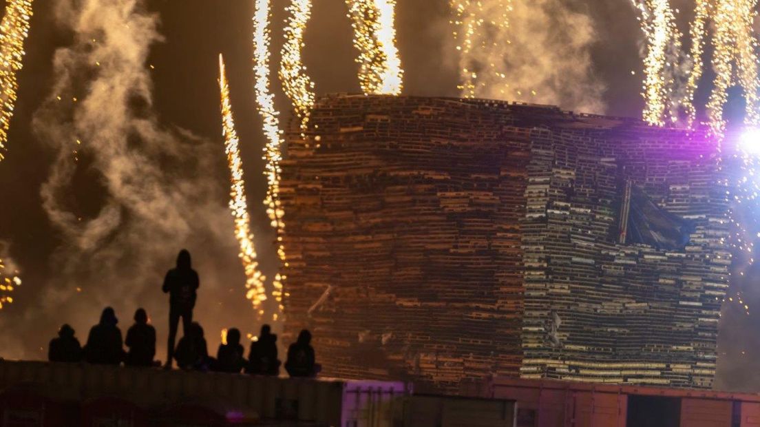 Voorafgaand aan de ontsteking werd er een vuurwerkshow weggegeven