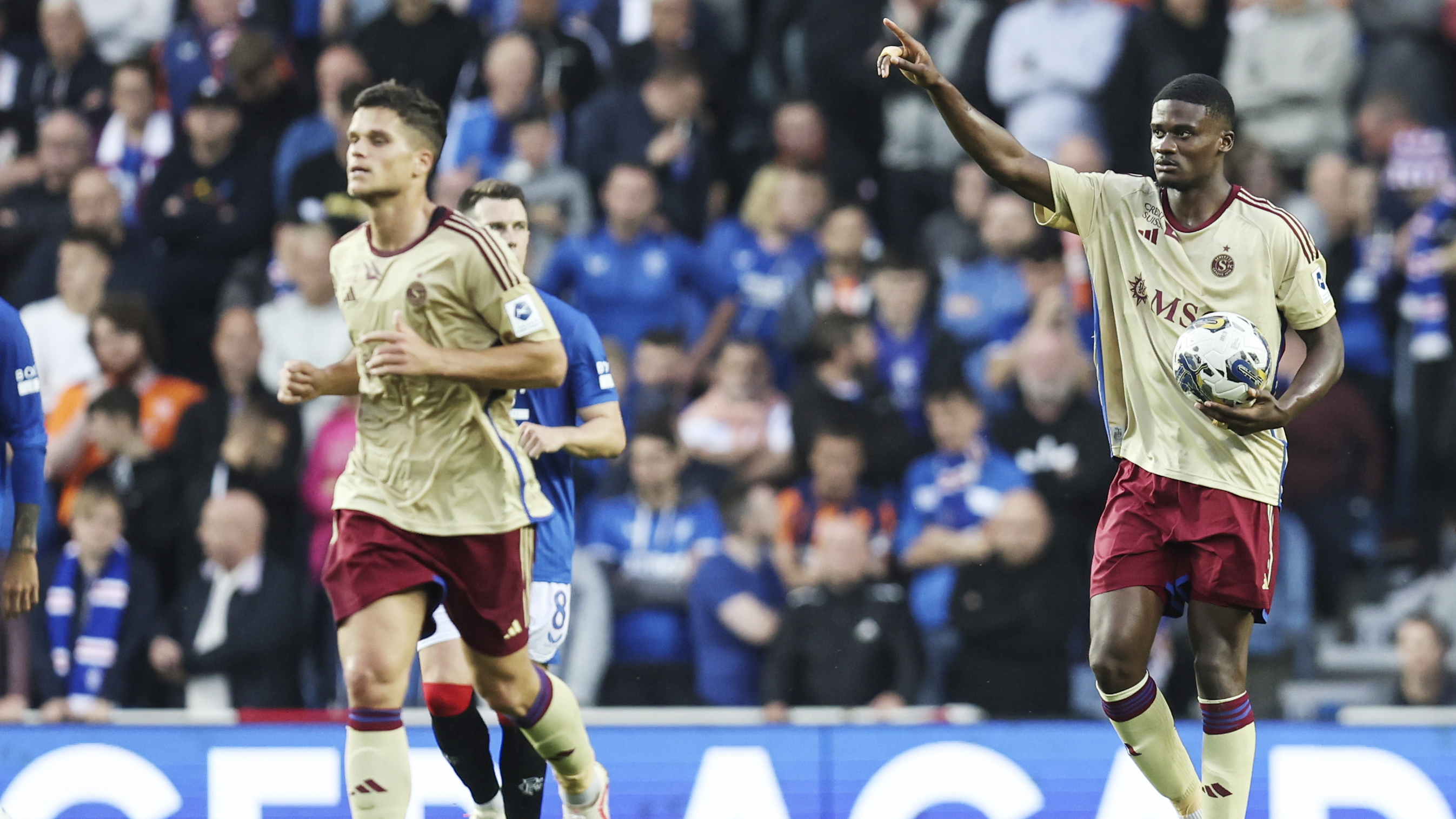 Spelers van Servette vieren een goal tegen Rangers in de Europa League