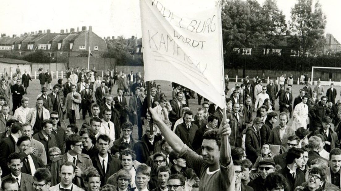 Jan Bostelaar met spandoek in de handen in de jaren zestig