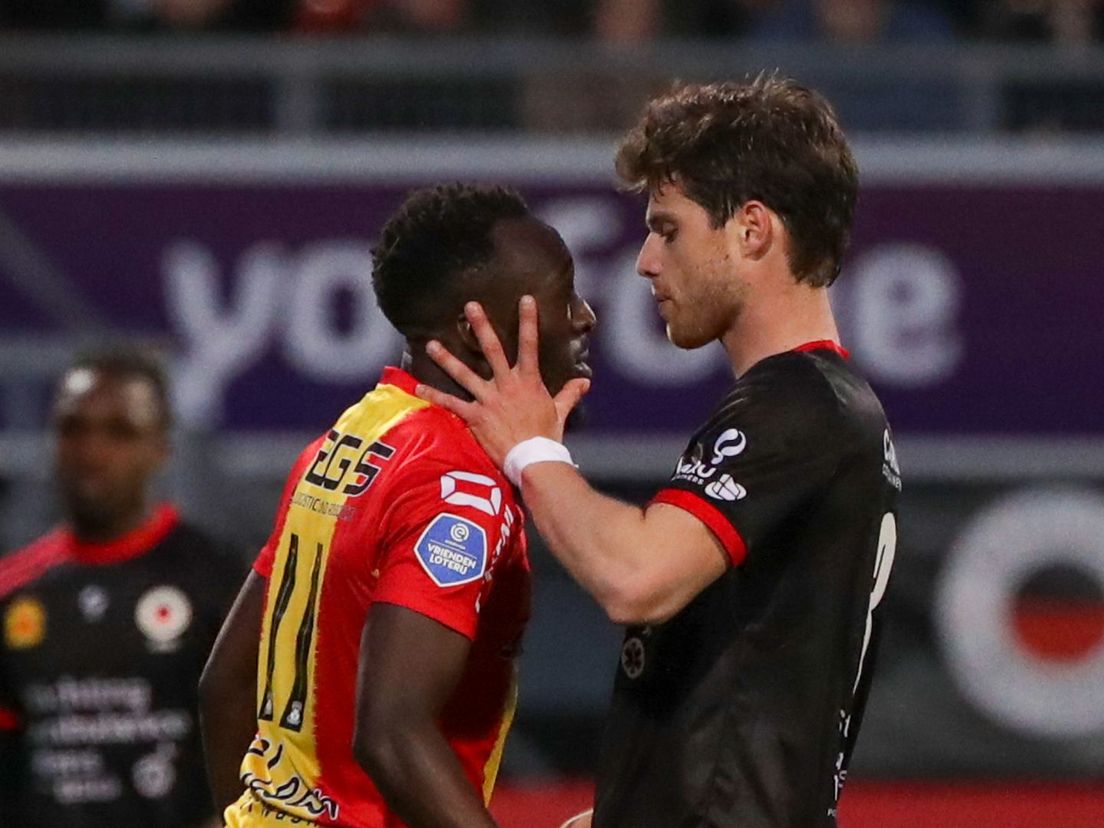 Bobby Adekanye en Kik Pierie hebben het met elkaar aan de stok tijdens Excelsior-Go Ahead Eagles