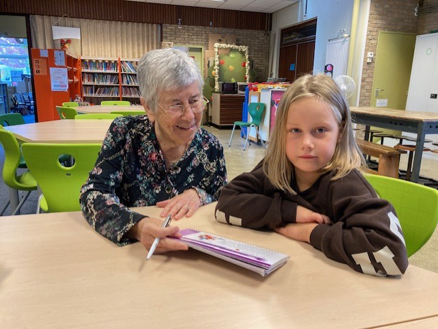 Juf 'Oma' Ellen (81) helpt leerlingen op school bij het lezen: 'Ik krijg er energie van'