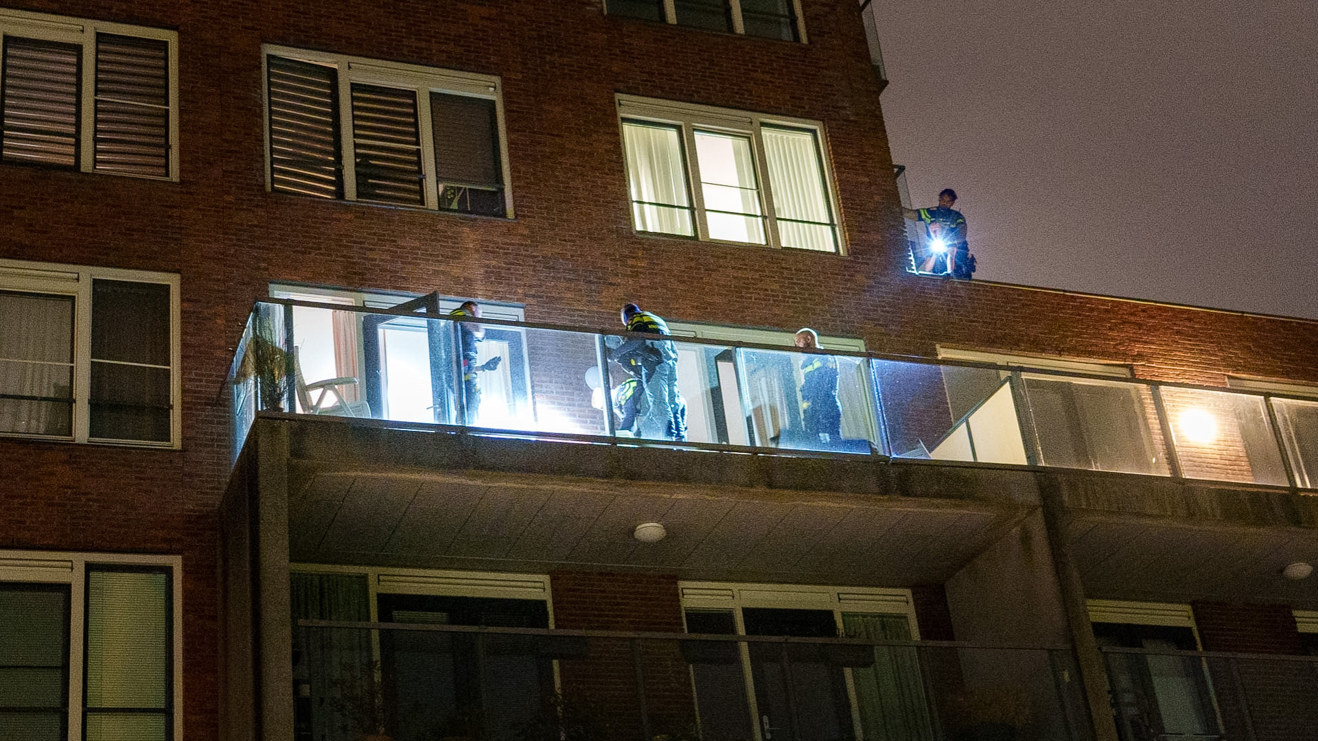 Een verdachte had zich verstopt op het balkon van een andere woning.