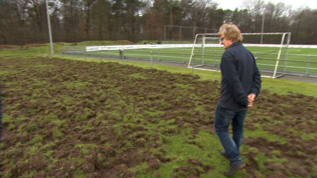 Kees Heijmans van Sportpark Noord in Groesbeek inspecteert de schade op het voetbalveld.