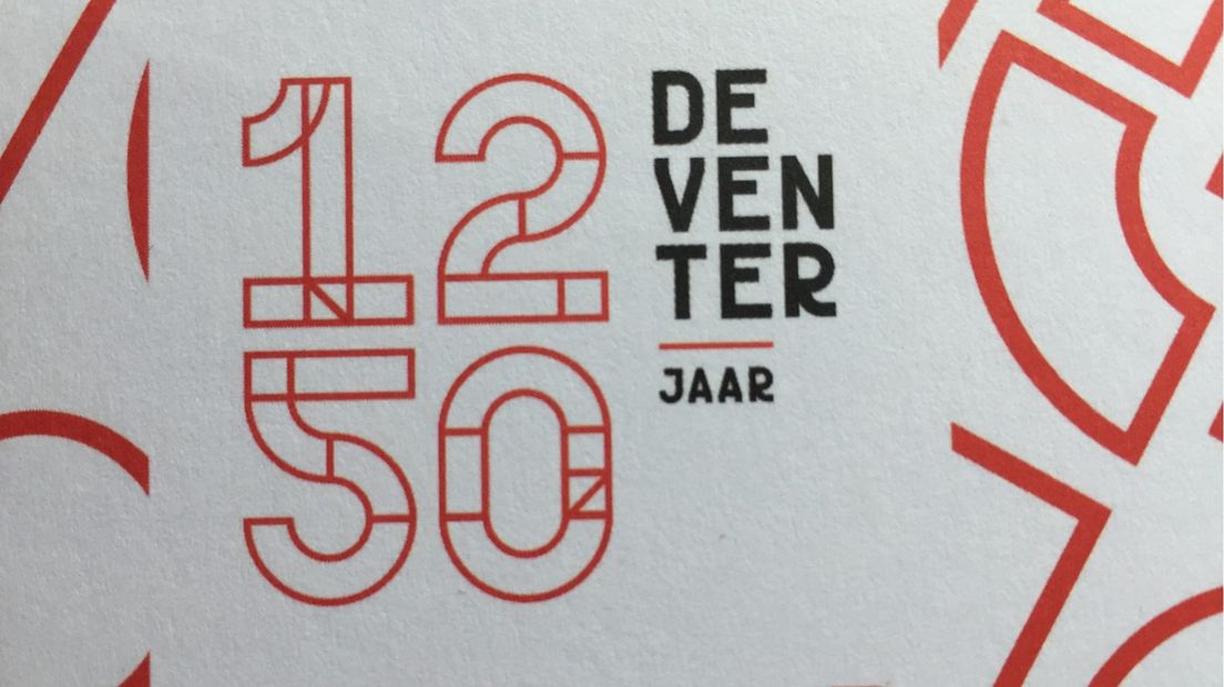 Het logo waarmee Deventer het jubileumjaar 2018 in gaat