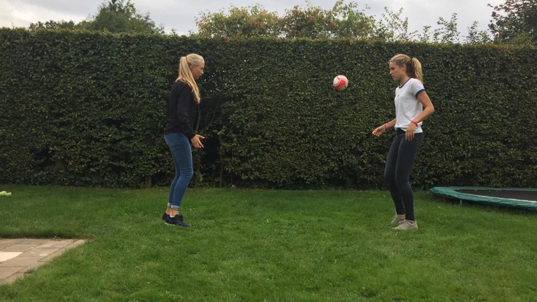 Britt en Solane trainen op hun voetbaltrucjes (Rechten: Solane de Boer)