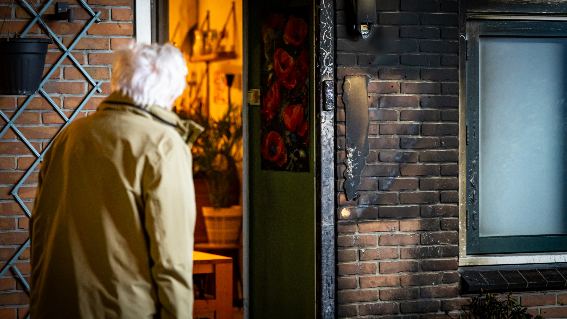 Het echtpaar is aangeslagen door de brandbom bij hun voordeur.