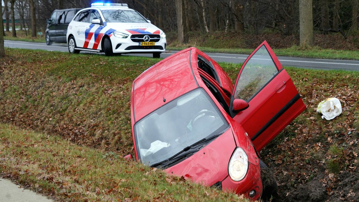 Auto vliegt uit de bocht bij Hoogeveen
