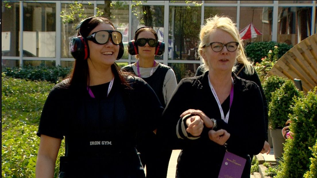 Verzwaringspakken en slechtzichtbrillen maken de medewerkers beperkt (Rechten: Janet Oortwijn/RTV Drenthe)