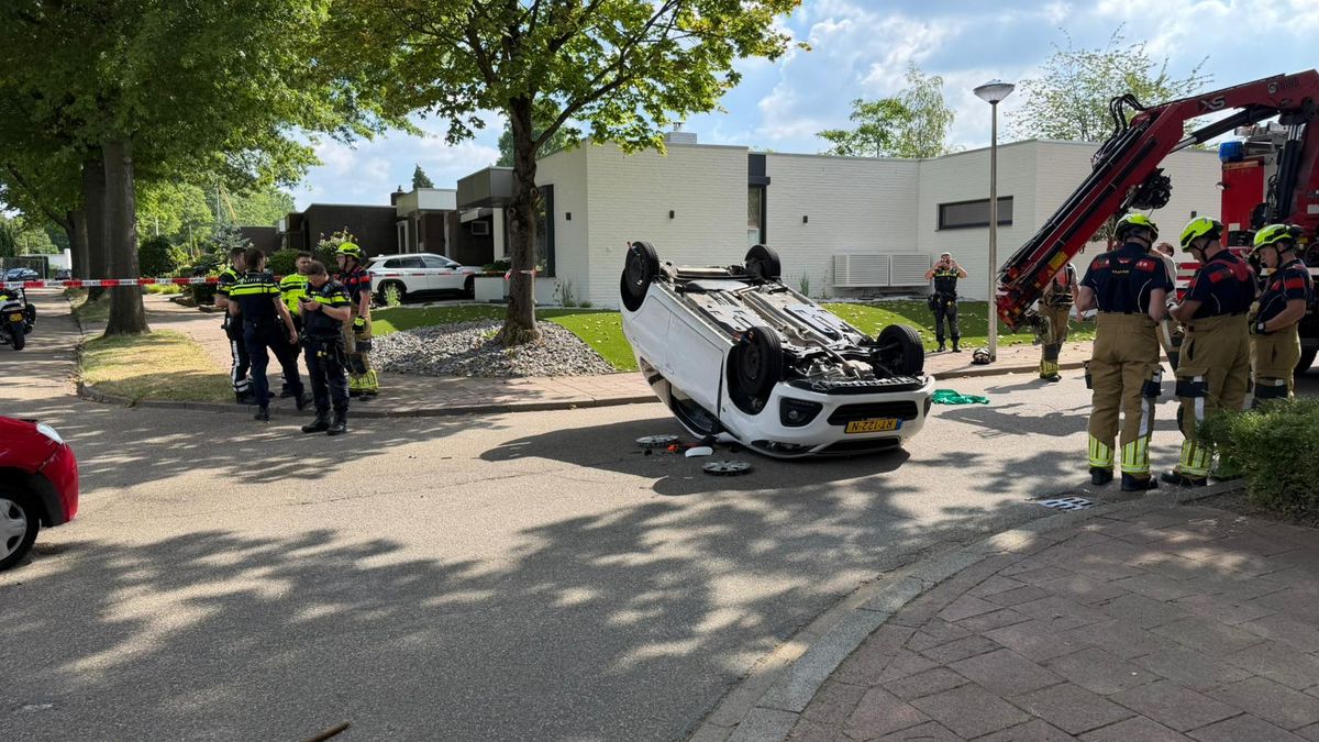Auto belandt op zijn kop bij botsing in Sittard