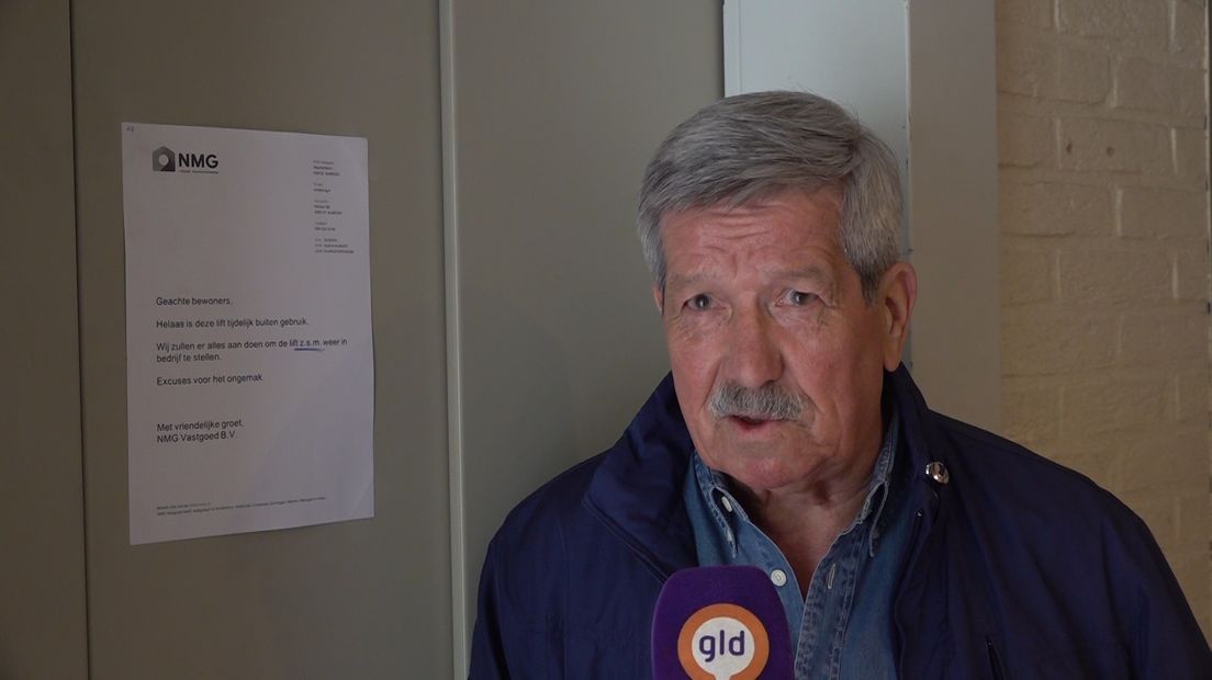 Bewoner Bert bij de lift.
