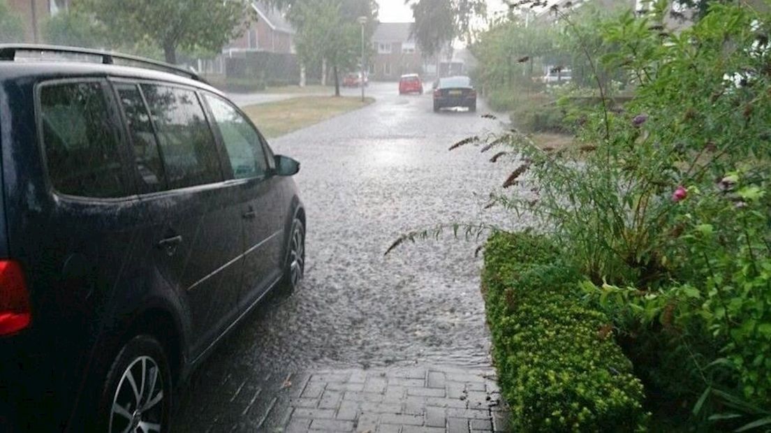 Straat in Losser staat blank na hevige regen