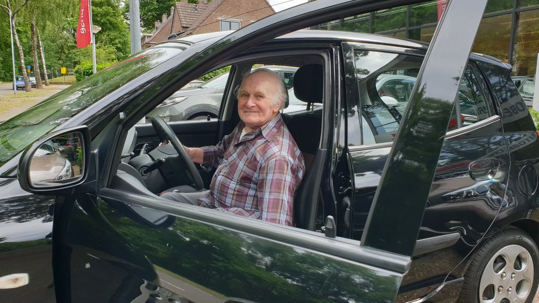 Frans Baartmans in zijn nieuwe auto.