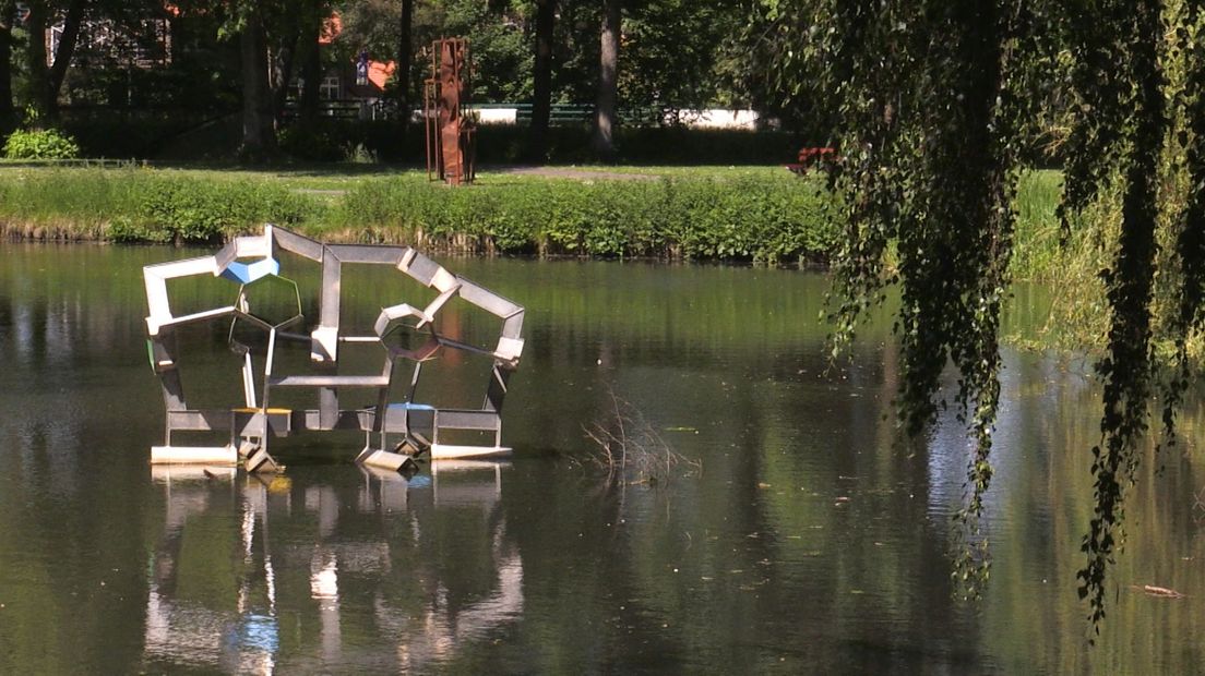 Een van de beelden langs de beeldenroute