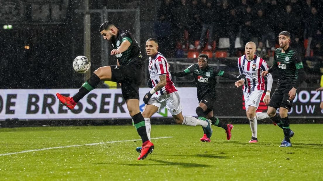 FC Groningen-middenvelder Ahmed El Messaoudi probeert de bal onder controle te brengen