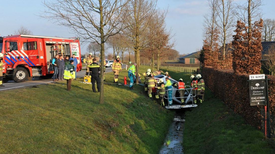 Bij een verkeersongeval op de Hoge Valkseweg in het buitengebied bij Barneveld is een persoon zwaargewond geraakt. Bij het ongeluk waren twee voertuigen betrokken.