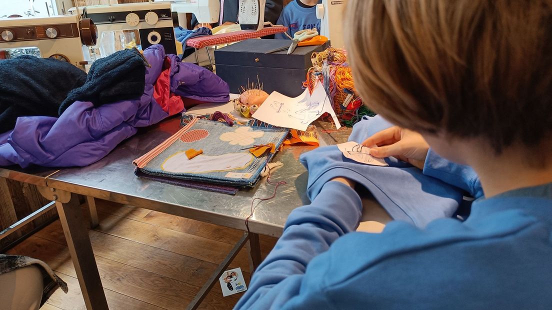 Kinderen aan het werk in de tijdelijke sweatshop