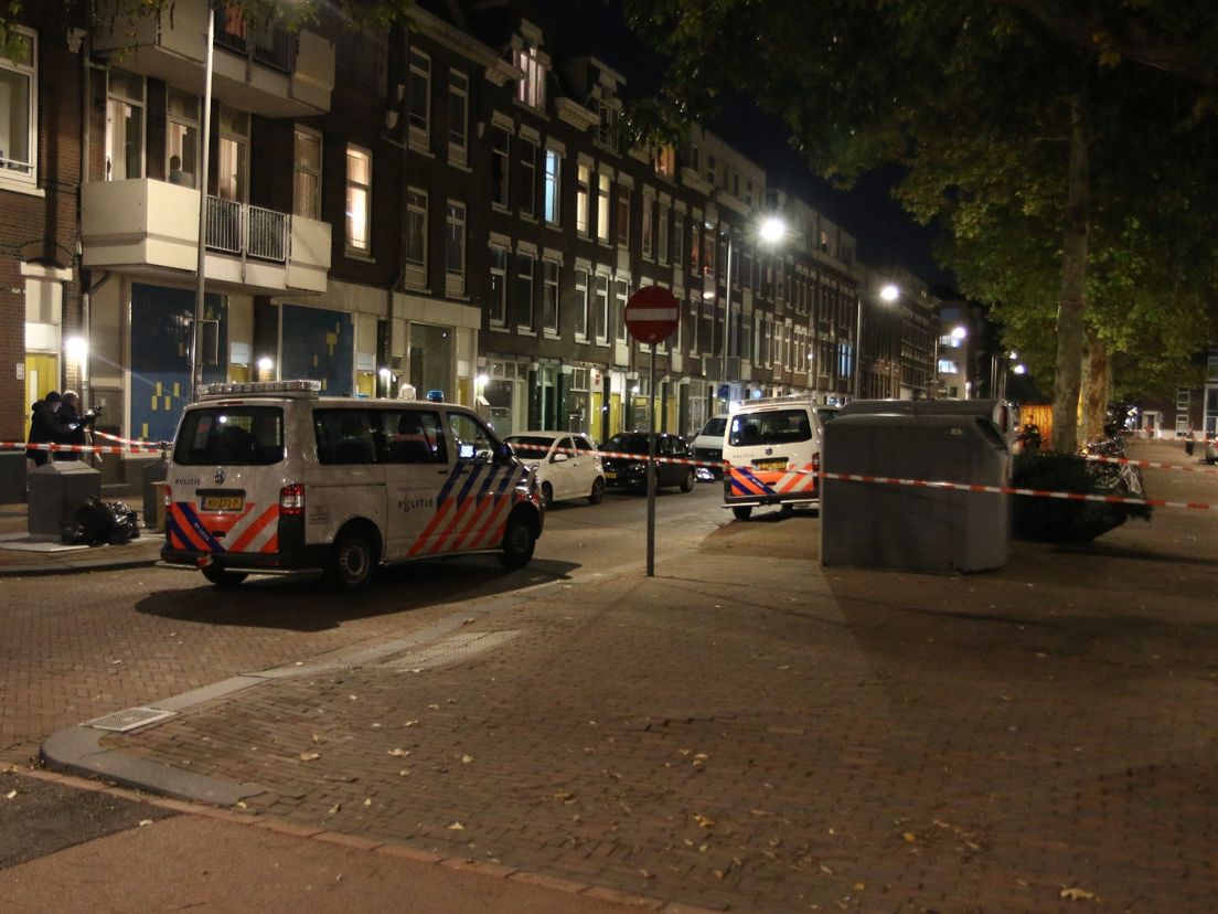 Rechthuislaan op de avond van de schietpartij op Katendrecht (Foto MediaTV)
