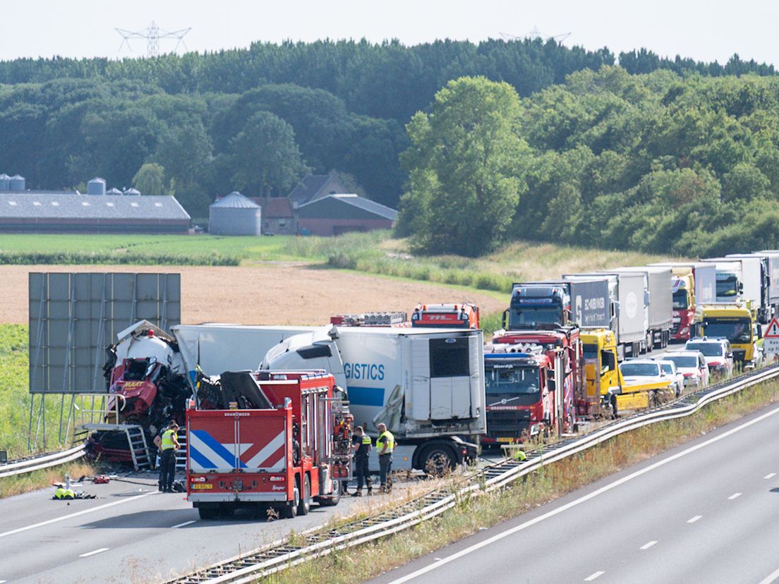 Het is het tweede dodelijke ongeluk in korte tijd op de A17 bij Moerdijk.