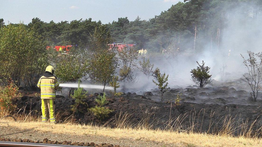 De brandweer is volop aan het blussen (Rechten: Persbureau Meter)