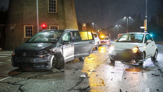 Flinke schade bij aanrijding tussen twee autos. Flinke schade bij aanrijding tussen twee autos.