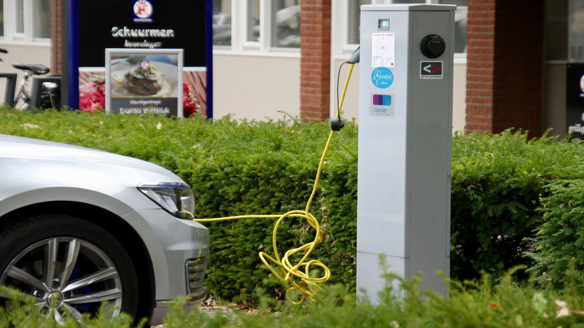 Je auto opladen terwijl je winkelt.