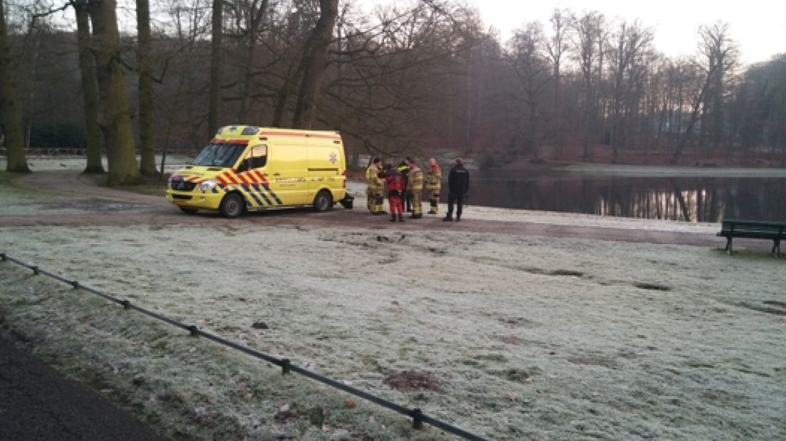 Brandweer haalt zwemmer van eiland in Sonsbeekpark in Arnhem