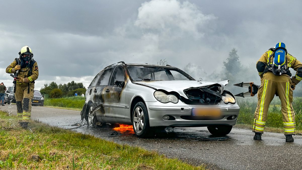 Auto vliegt in brand in Zwartemeer