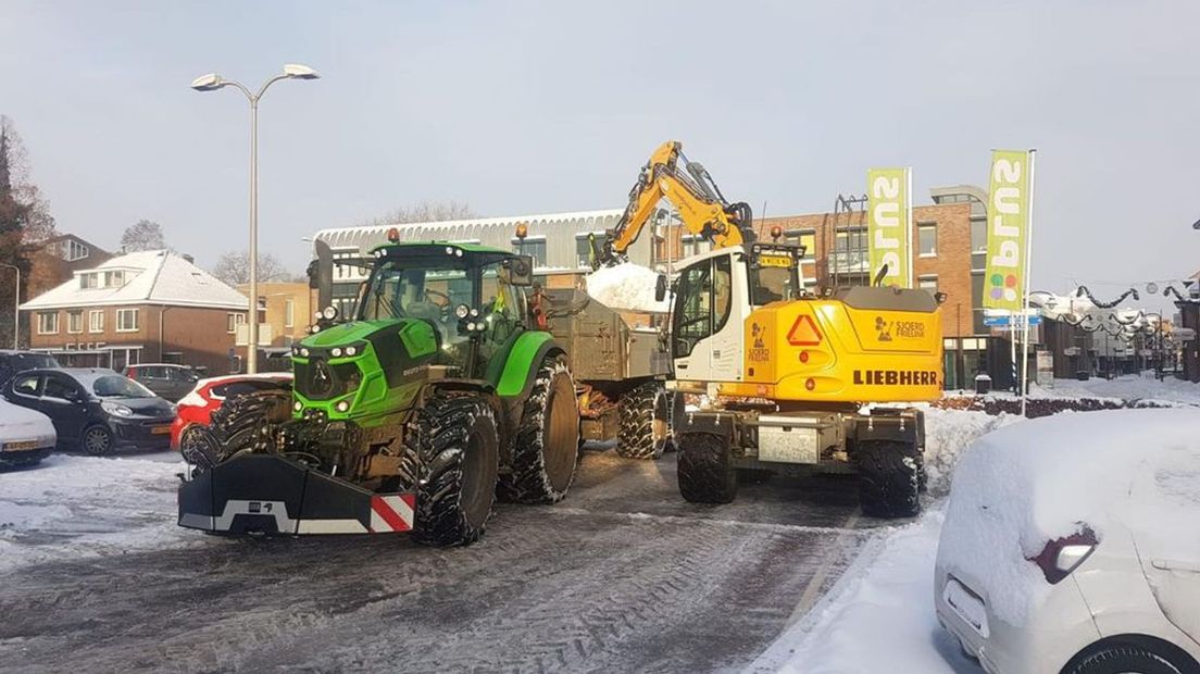 In Winterswijk moest sneeuw in karren worden weggevoerd.