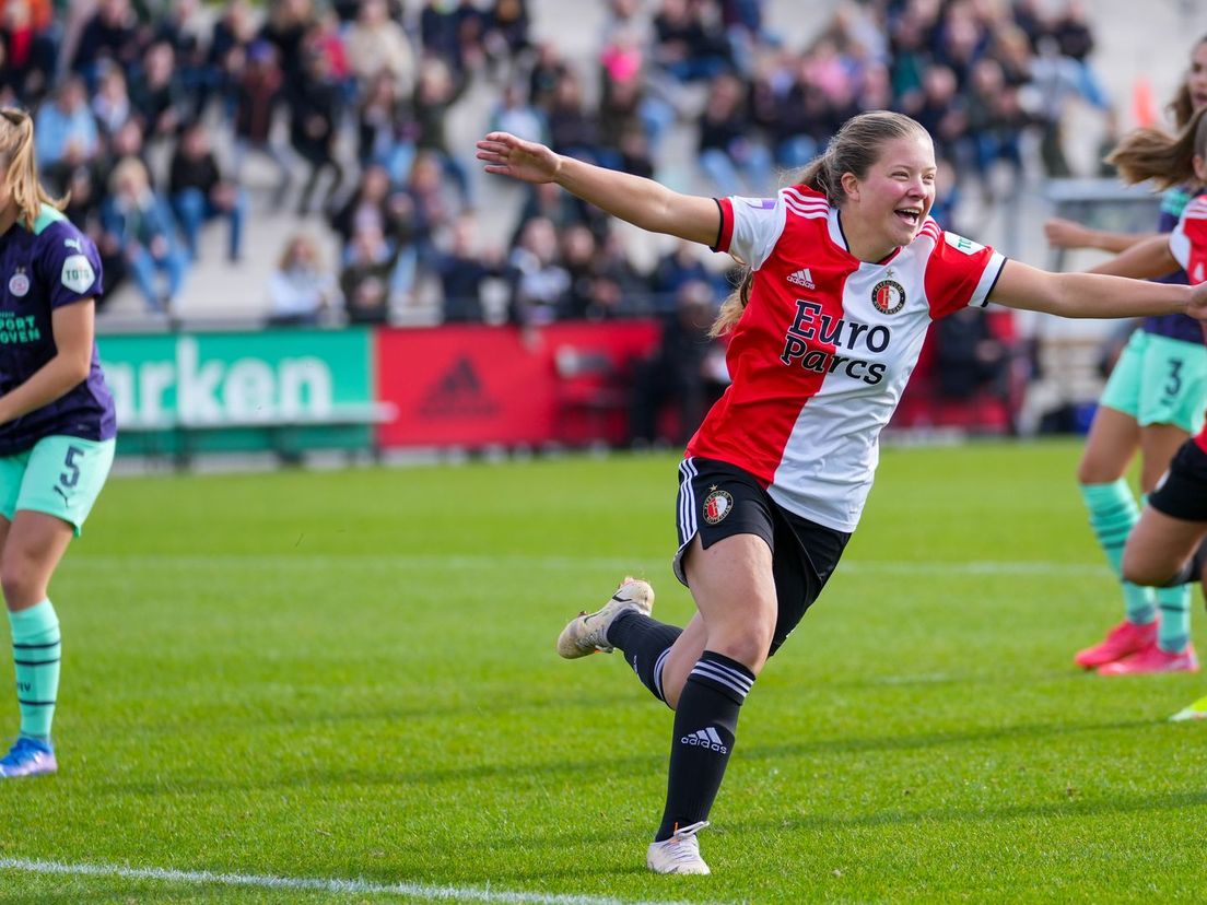 Romée van de Lavoir viert haar vroege treffer tegen PSV