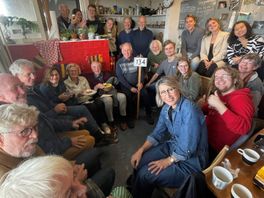 Eerste bewoners bezoeken na 50 jaar weer hun Utrechtse studentenflat: 'Krapper dan ik dacht'