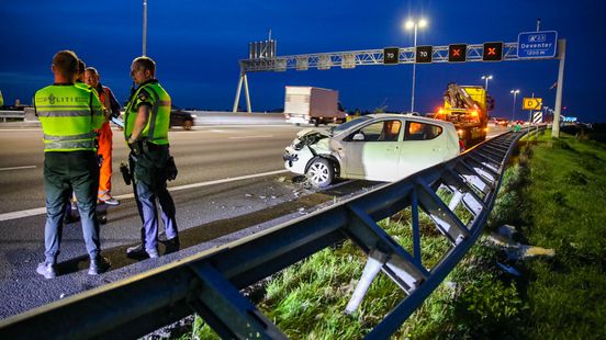 112 Nieuws: Auto botst op vangrail A1 | Fietser aangereden in Rouveen. 112 Nieuws: Auto botst op vangrail A1 | Fietser aangereden in Rouveen.