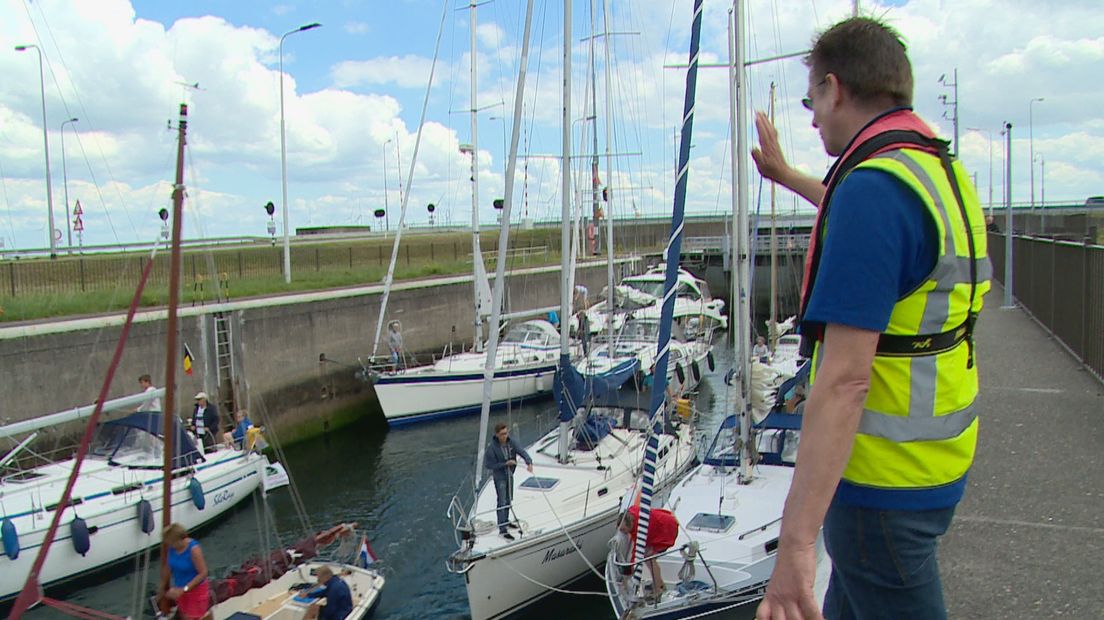 Stewards begeleiden drukte in de sluizen: Tussen boten zit een natuurlijke afstand