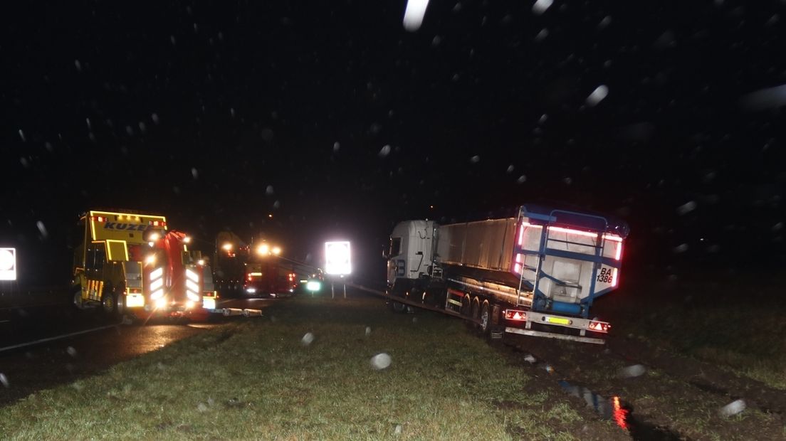 Vrachtwagen met aardappelen in berm A58