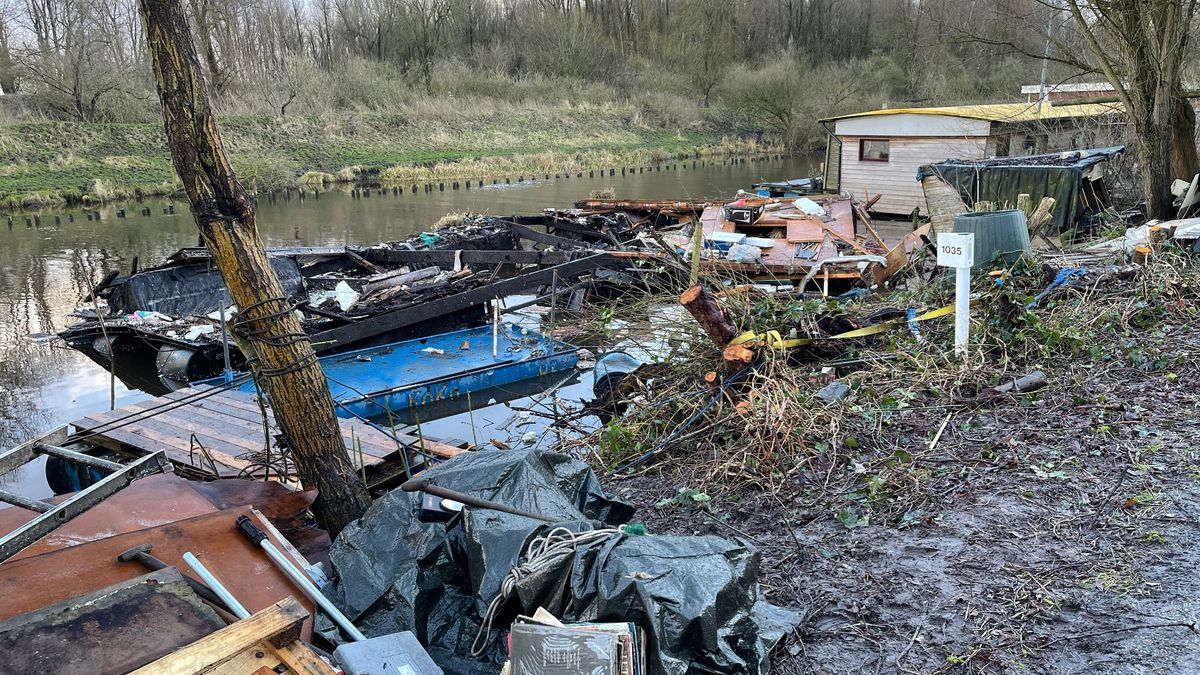 Buren balen van troep door sloop verpauperde woonboot bij Den Horn