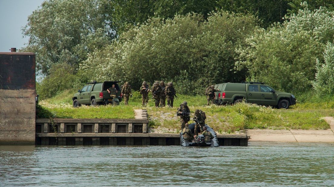 Militairen trainen bij de IJssel