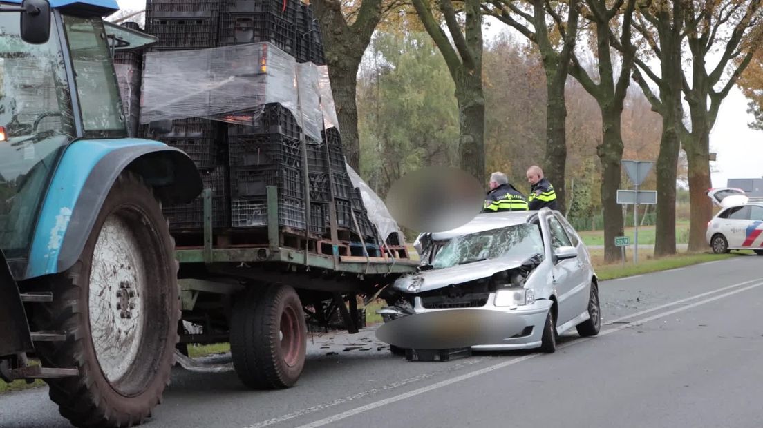 Automobilist boort auto in achterkant wagen bij Barger-Compascuum