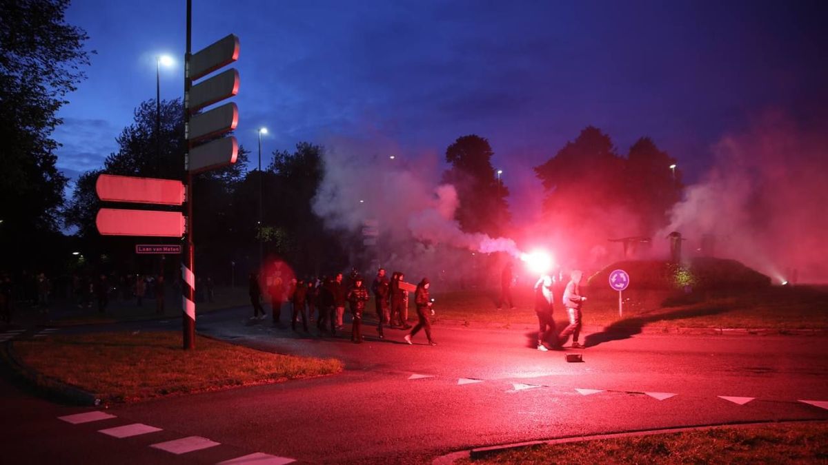 Vuurwerk bij protest Apeldoorn • schoorsteenbrand