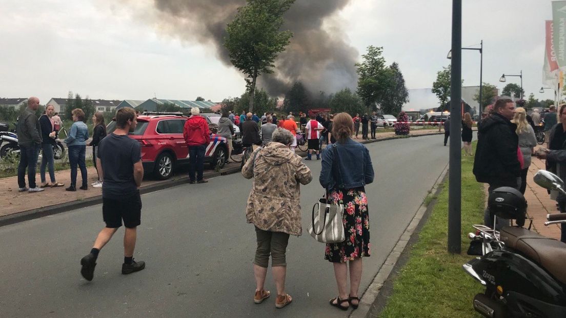 De brand trekt veel bekijks (Rechten: Hielke Meijer/RTV Drenthe)