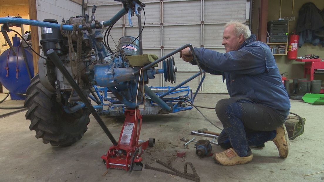 Jaap Postma aan het sleutelen in de werkplaats